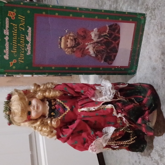 Collector's dream animated porcelain doll with music Christmas - Picture 1 of 4